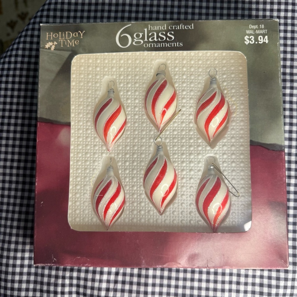 Vtg Christmas Time Red and White Swirl Glass Ornaments - Picture 3 of 5